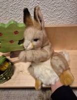 Handpuppe Feldhase in grüner Jacke
