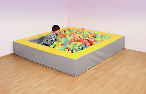 Quadratisches Bällebad mit Kunstlederbezug, verschiedene Farben und Größen