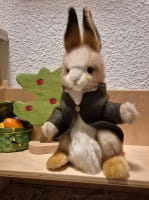Handpuppe Feldhase in grüner Jacke