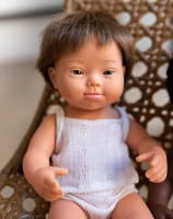Babypuppe europäischer Junge 38cm mit Downsyndrom